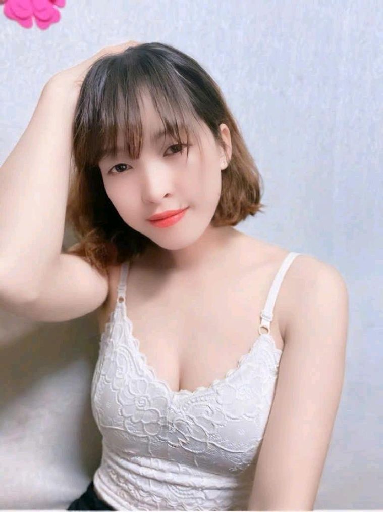 girl waving hello, the kind of call apps like ometv promise